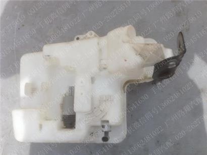 宝马523LI雨刮喷水壶