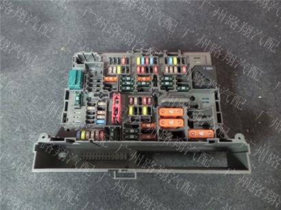 宝马125I保险丝盒