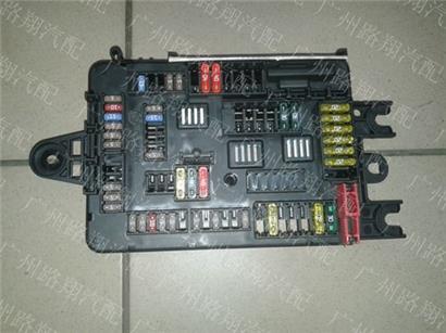 宝马218I保险丝盒