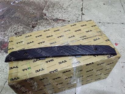 福建奔驰凌特前保险杠踏板