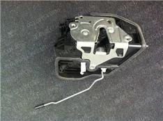 宝马330i车门锁块