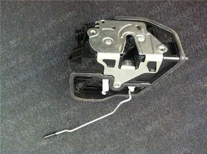 宝马525I车门锁块