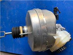 奔驰C63刹车大力鼓-刹车总泵