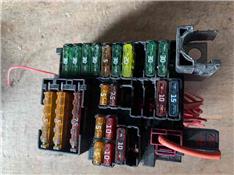 奔驰C180保险丝盒