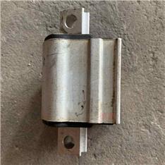 奔驰E320发动机脚胶