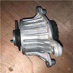 奔驰E200发动机脚胶