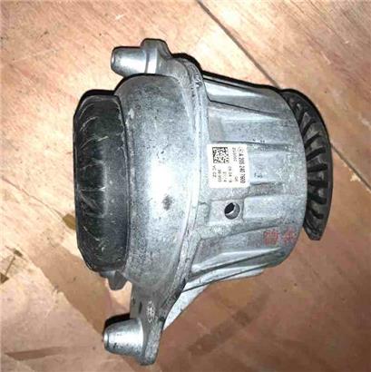 奔驰C260发动机脚胶