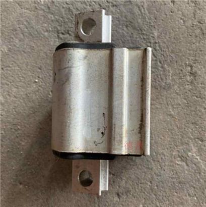 奔驰E320发动机脚胶