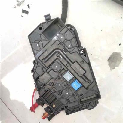 奔驰A180保险丝盒