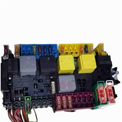 奔驰A180保险丝盒-图片